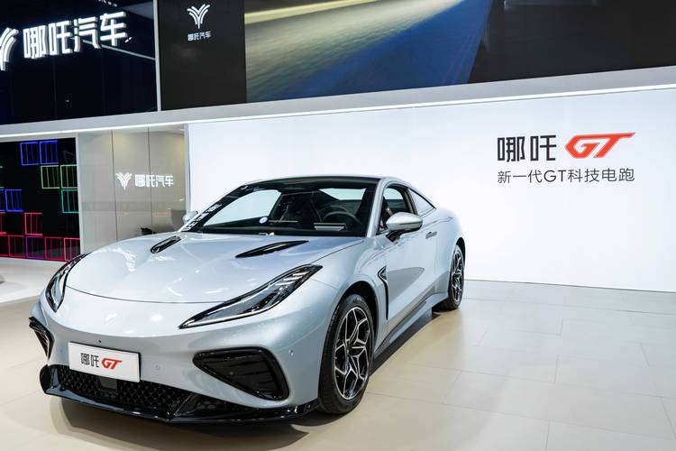 佛山116哪吒汽车在智能汽车领域的表现，领途汽车在新能源汽车市场中的影响力